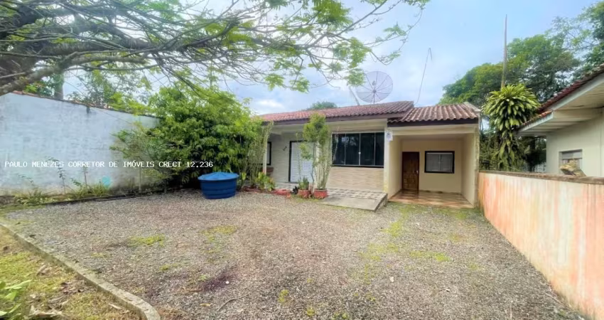 Casa espaçosa com 3 quartos e amplo terreno para venda no balneário imperador, localizado na cidade de itapoá-sc.