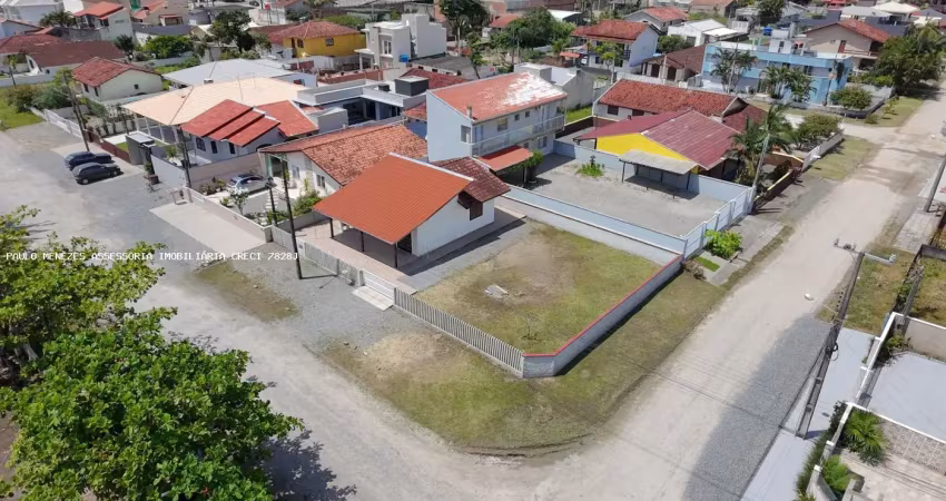 Casa de esquina a apenas 250 metros da praia com localização privilegiada na barra do sai, itapoá-sc.