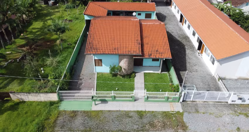 Casa com 3 quartos, amplo terreno, piscina e edícula, para venda no bairro itapoá anexo b1, localizado na cidade de itapoá/sc