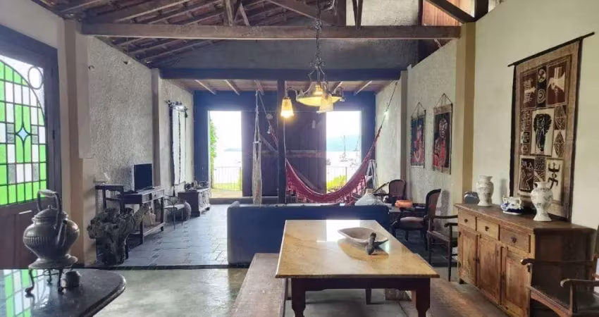 Casa à venda em paraty-rj, várzea do corumbê: 2 quartos, 1 suíte, 2 salas, 2 banheiros, 4 vagas de garagem, 165m² de área.