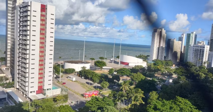 AMPLO APARTAMENTO UM POR ANDAR COM LINDA VISTA DO MAR