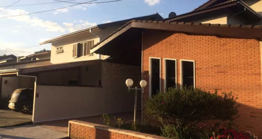 Venda de Sobrado Elegante no Condomínio Eldorado