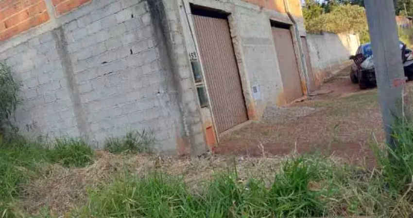 Venda imperdível: charmosa casa com quintal espaçoso