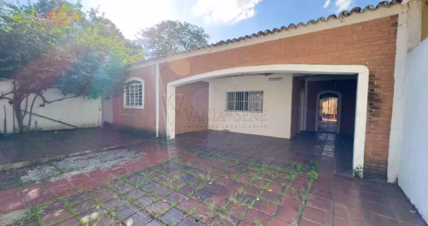 Venda de Casa - Padrão no bairro Jardim Satélite com 3 dormitórios e 4 garagens