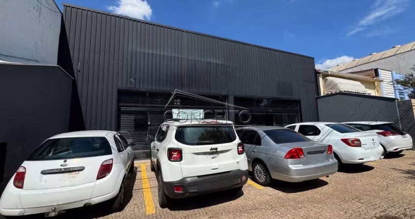 Salão comercial para locação no centro de Piracicaba com 86,24 m² | Amplo salão, mezanino com elevador de carga e 5 vagas de estacionamento.
