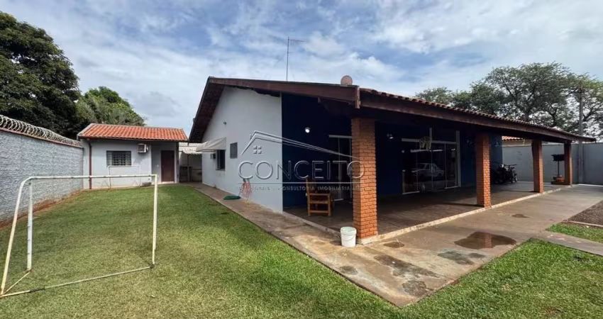 Chácara com edícula à venda no bairro Santa Rita com 298 m² | 4 dormitórios, sendo 2 suítes, edícula e 3 vagas cobertas.