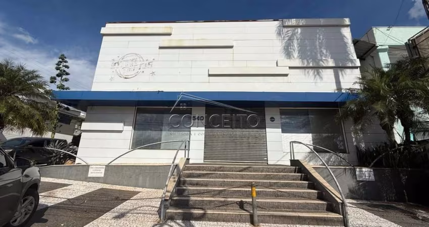 Ponto comercial para locação no bairro São Dimas com 354 m² | 8 salas, 5 banheiros e 3 vagas de recuo.