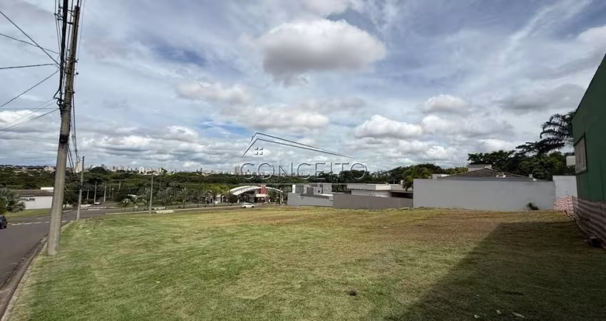 Terreno à venda no condomínio Damha com 360 m² de área total.