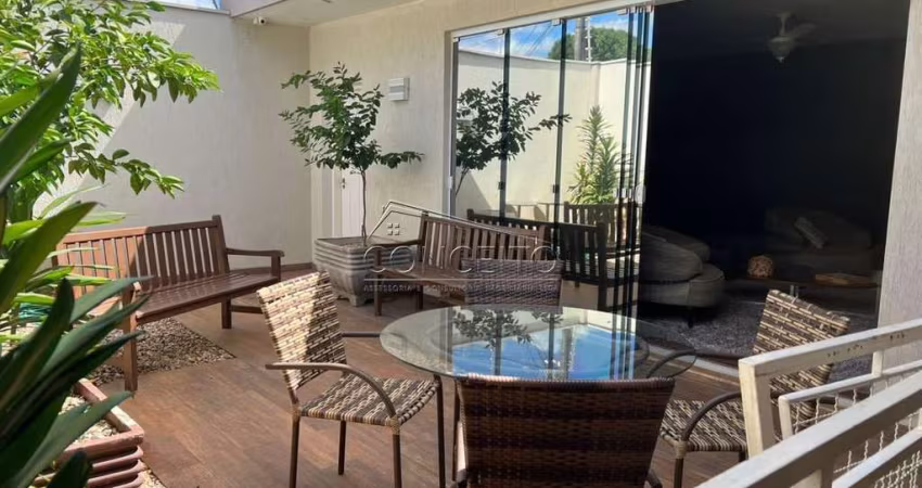 Casa térrea à venda no centro de Piracicaba-SP com 300,64 m² | 3 suítes e 2 vagas de garagem cobertas.