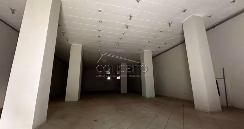 Salão comercial para locação com 625m² de área útil.