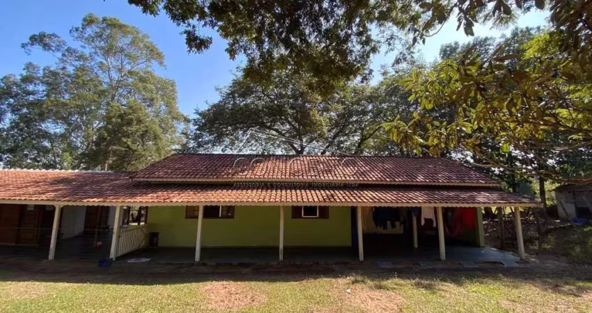 Chácara à venda no bairro alpes das águas com 200m² | 4 dormitórios sendo 1 suíte e amplo quintal com árvores frutíferas.