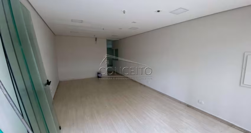 Sala comercial para locação no centro de Piracicaba com 145 m² | Amplo salão, 2 banheiros, 7 provadores e jardim de inverno.