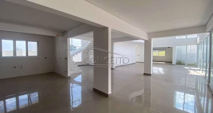Sobrado à venda no Condomínio Terra das Águas com 442 m² | 3 suítes e 4 vagas de garagem, sendo 2 cobertas.