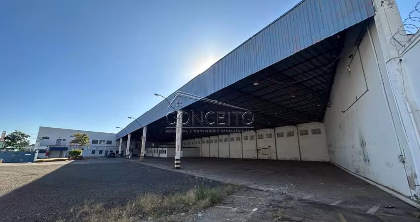 Prédio industrial para locação no bairro Higienópolis com 2618 m² de área construída | 11 salas e mais de 30 vagas de garagem cobertas.