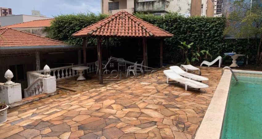 Casa térrea à venda no bairro Alemães em Piracicaba com 350m² | 3 dormitórios sendo 1 suíte e 2 vagas de garagem cobertas.