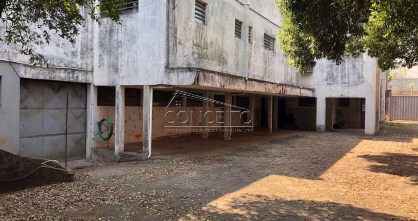 Barracão comercial para locação ou venda no bairro Jaraguá com 1630 m² de área construída | amplo pátio, refeitório e 30 vagas de garagem.