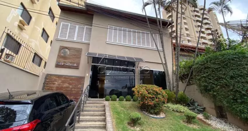 Casa comercial à venda no centro com 86,54 m² | 3 dormitórios com armários e 2 vagas de garagem.