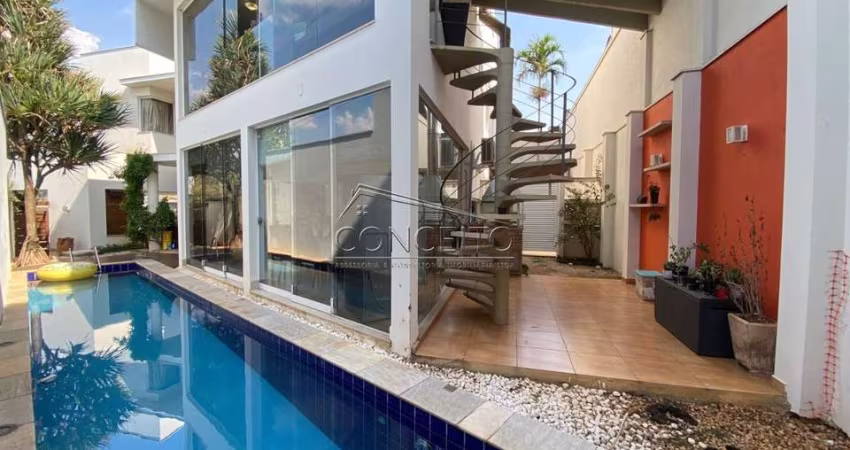 Sobrado à venda no Condomínio Terras de Piracicaba com 490 m² | 4 dormitórios com armários planejados, sendo 2 suítes e 4 vagas de garagem.
