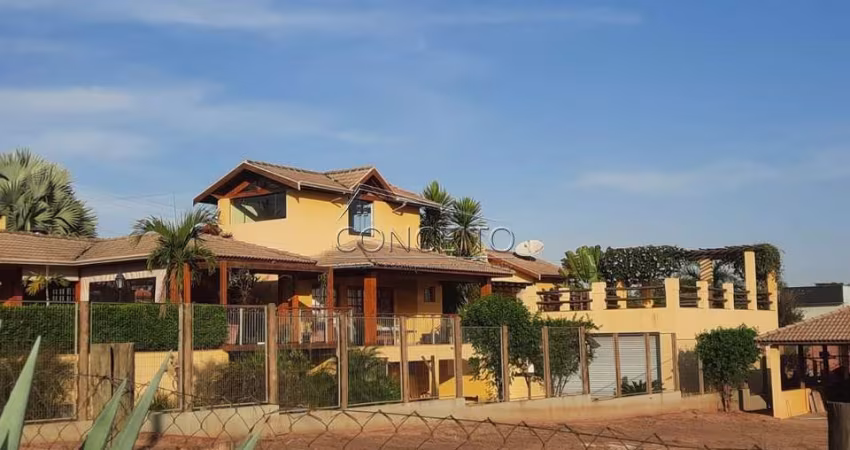 Chácara no Condomínio Serelepe em Santa Maria da Serra com 353 m² | 4 suítes, casa de barco e várias vagas de estacionamento.