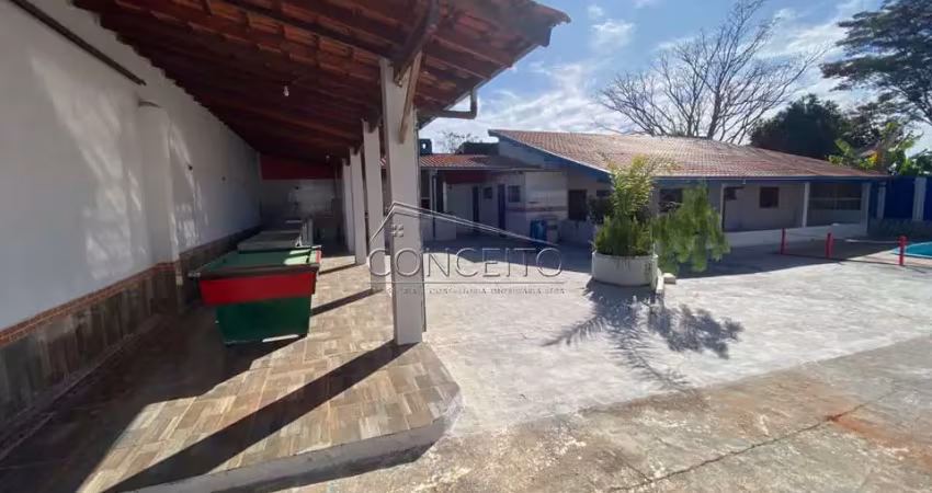 Chácara à venda em rio das pedras com área gourmet, piscina, campo de futebol e 3 vagas de garagem.