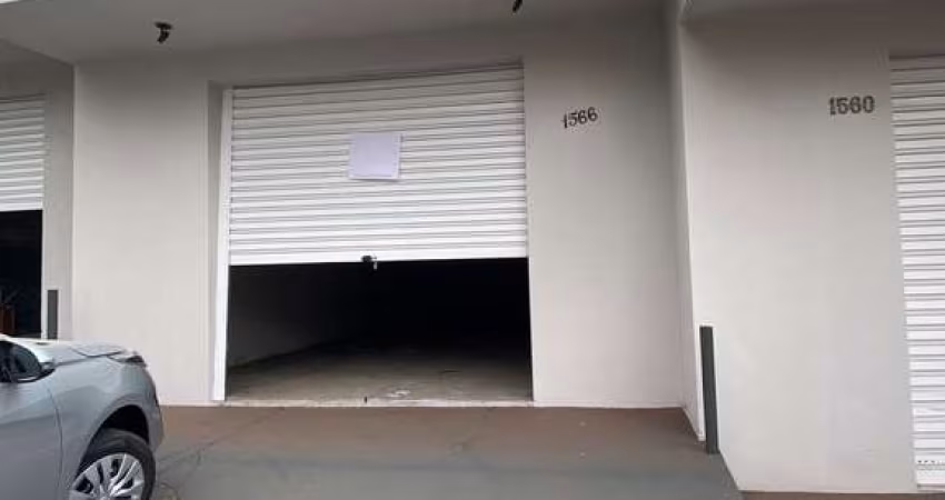 3 barracões à venda no centro de Piracicaba com 110 m² | 2 banheiros, escritório e quintal.