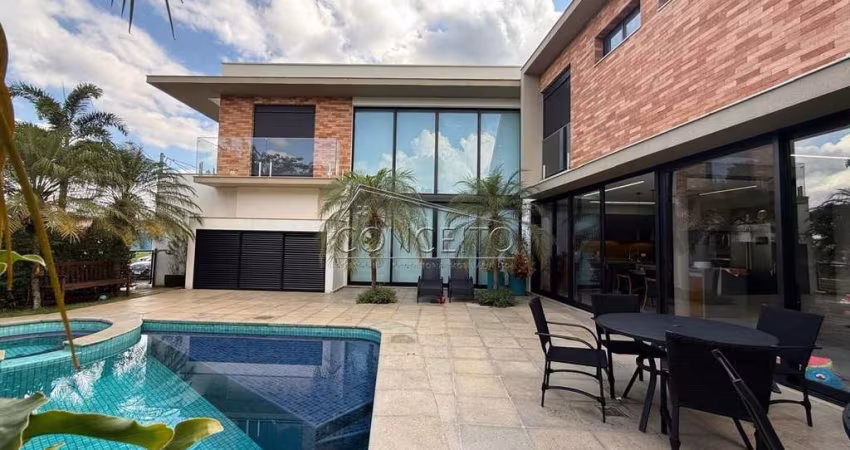 Sobrado de alto padrão à venda no condomínio Residencial Villa D'Aquila com 371 m² | 4 suítes, escritório e 6 vagas de garagem.