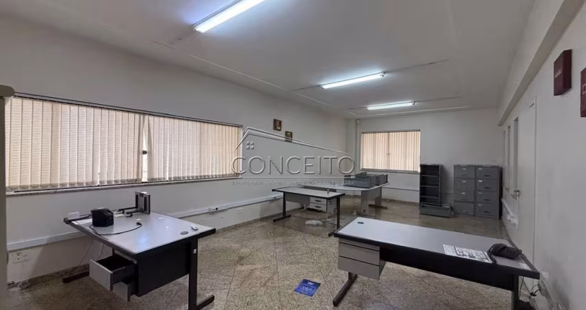 Galpão industrial para venda ou locação no bairro Unileste com 1230 m² | 9 salas, 5 banheiros, 2 barracões e amplo espaço para estacionamento.