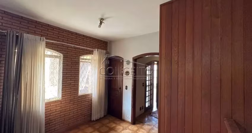 Sobrado à venda no centro de araras com 355 m² | 5 dormitórios, sendo 3 suítes, edícula e 5 vagas de garagem.