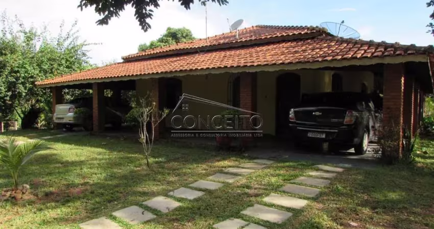 Chácara à venda no bairro alpes das águas com 446 m² | 3 casas, totalizando 6 dormitórios, 7 banheiros e 4 vagas de garagem cobertas.