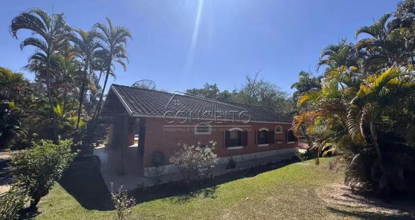 Chácara à venda em águas de são pedro com área construída de 450 m² | 3 casas, 6 dormitórios, 1 suíte e vagas para até 10 carros.