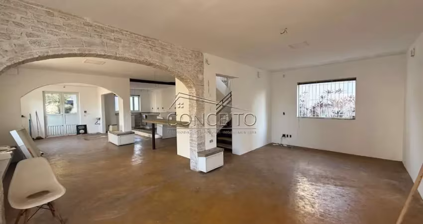 Casa comercial disponível para locação no centro com área construída de 323,04 m² | recepção, copa, espaço para até 24 vagas de estacionamento.