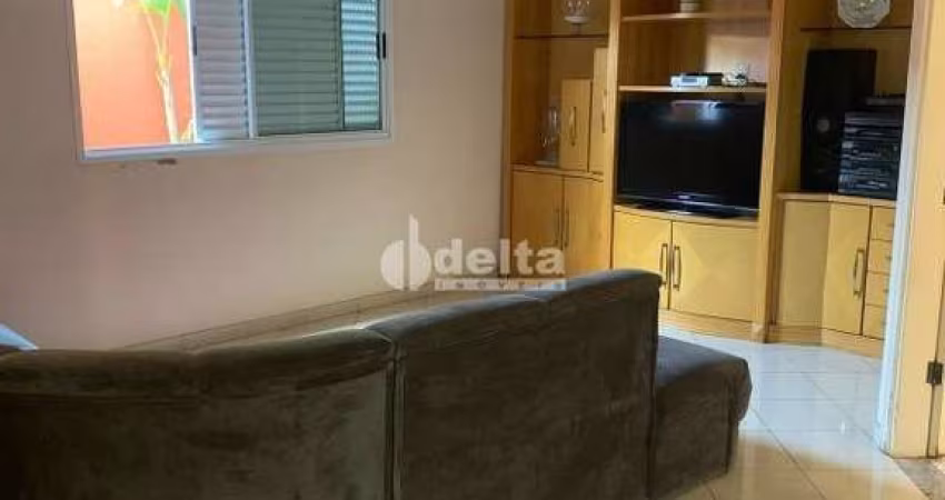 Casa residencial disponível para locação e venda no bairro Umuarama em Uberlândia-MG
