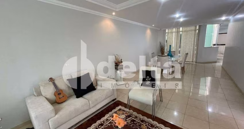 Casa Residencial ou Comercial disponível para locação e venda no bairro Presidente Roosevelt em Uberlândia-MG