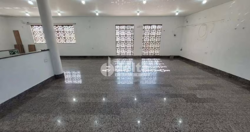 Casa comercial disponível para locação no bairro Daniel Fonseca em Uberlândia-MG