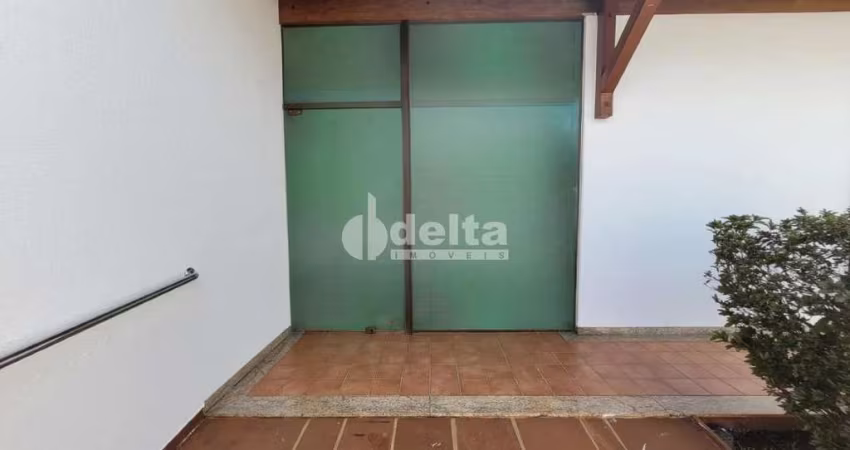 Casa comercial disponível para locação no bairro Osvaldo Rezende em Uberlândia-MG