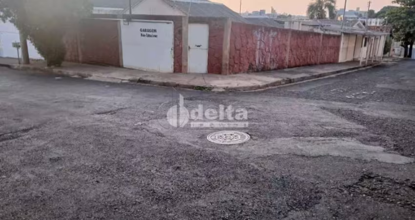 Terreno de esquina disponível para venda 412 m² no bairro Fundinho em Uberlândia-MG