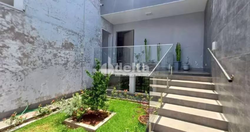 Casa comercial e residencial disponível para venda no bairro Lídice em Uberlândia-MG
