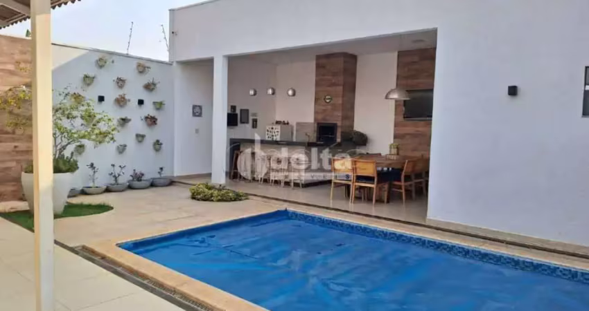 Casa residencial disponível para venda no bairro Laranjeiras em Uberlândia-MG
