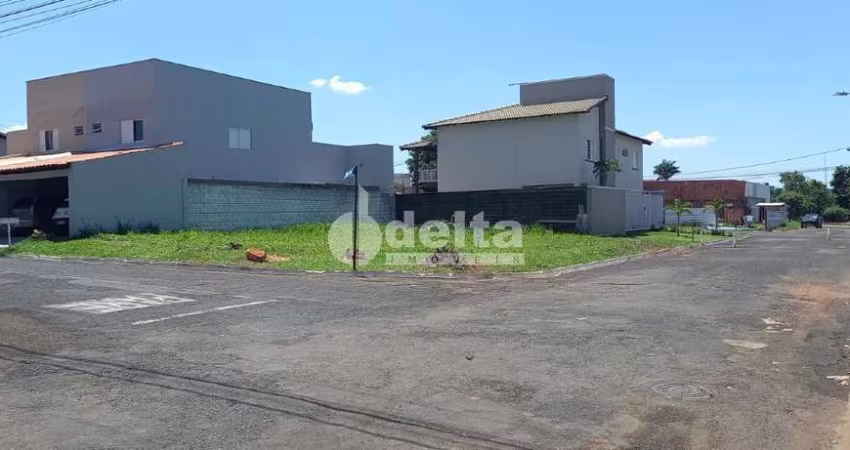 Terreno em condomínio fechado disponível para venda 252 m² no bairro Minas Gerais em Uberlândia-MG