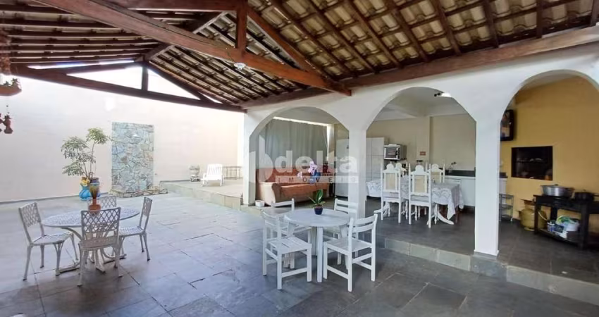 Casa residencial disponível para venda no bairro Umuarama em Uberlândia-MG