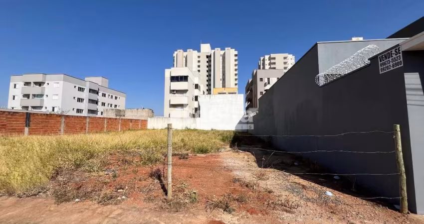 Terreno disponível para venda 300 m² no bairro Novo Mundo em Uberlândia-MG