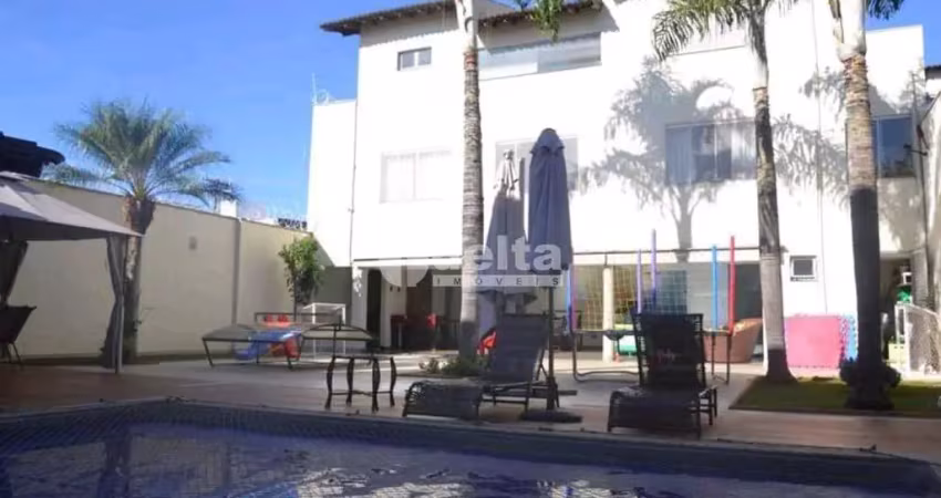 Casa residencial disponível para venda no bairro Jardim Colina em Uberlândia-MG