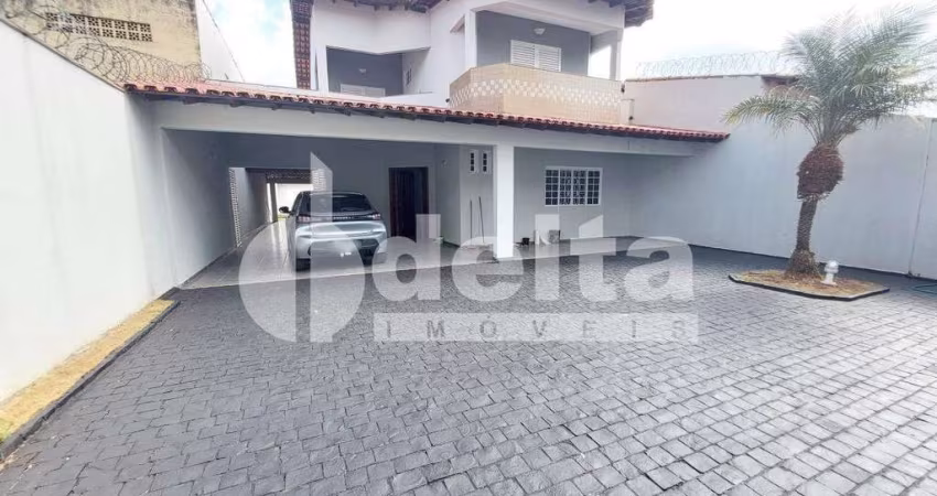 Casa residencial disponível para venda no bairro Umuarama em Uberlândia-MG