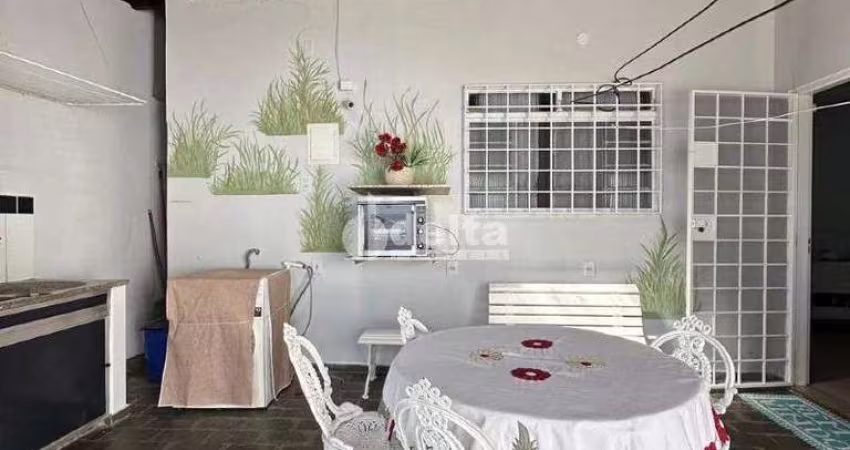 Casa residencial disponível para venda no bairro Vigilato Pereira em Uberlândia-MG
