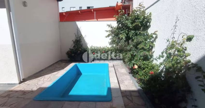 Casa residencial disponível para venda no bairro Umuarama em Uberlândia-MG