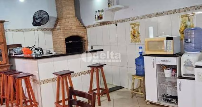 Casa residencial disponível para venda no bairro Jardim Botânico em Uberlândia-MG