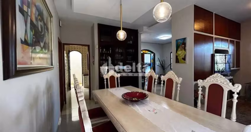 Casa residencial disponível para venda no bairro Brasil em Uberlândia-MG