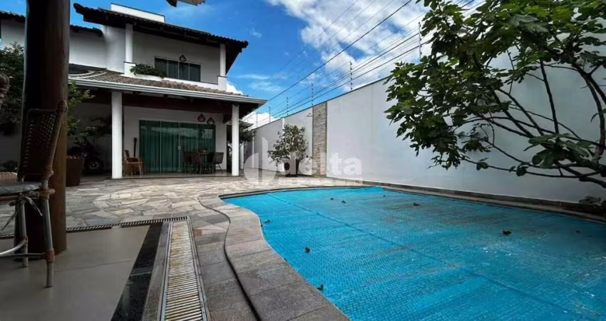 Casa residencial disponível para venda no bairro Morada da Colina em Uberlândia-MG.