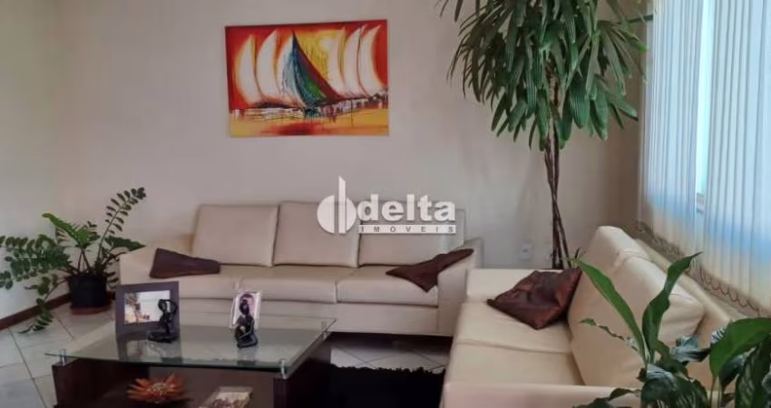 Casa residencial disponível para venda no bairro Vigilato Pereira em Uberlândia-MG