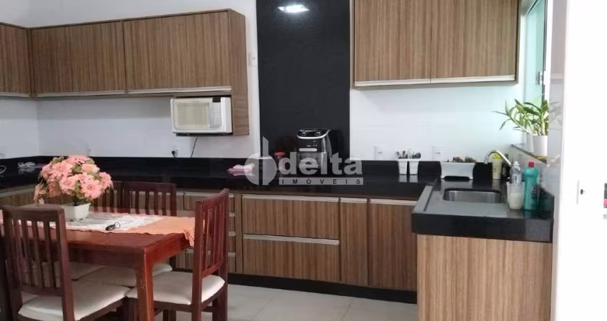 Casa residencial disponível para venda no bairro Santa Mônica em Uberlândia-MG